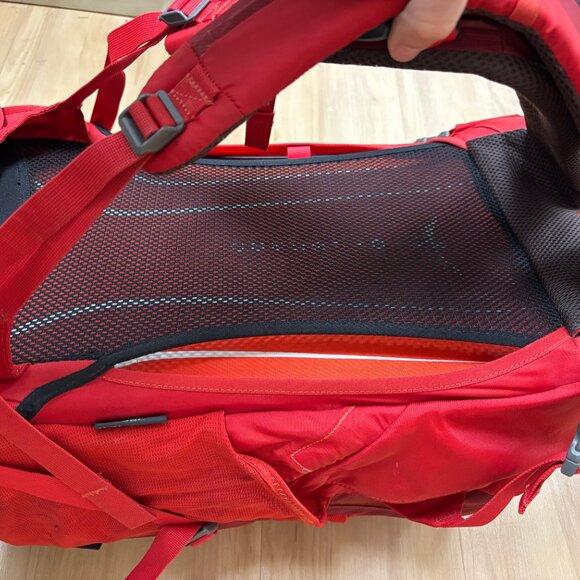 Osprey Pandion Red Hiking Travel Backpack Trampoline Venting Kickstand Bag 24/7 - Picture 4 of 12
